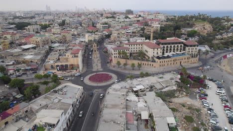 Vista-Aérea-Al-Amanecer-Sobre-La-Ciudad-De-Jaffa-En-Israel,-Pasando-Por-La-Plaza-Principal-De-Jaffa-Y-La-Antigua-Torre-Del-Reloj-De-La-Ciudad-1