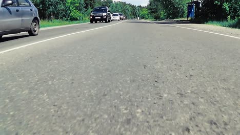vuelo de la cámara bajo sobre la carretera