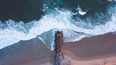 Ocean-waves-crashing-at-sunset-on-Newport-Beach-in-California