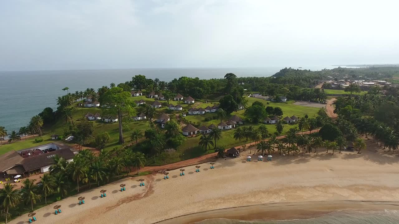 サンペドロアフリカ南西部の象牙海岸のマーメイドベイにあるビーチリゾートのビーチとヴィラの航空写真で終わります