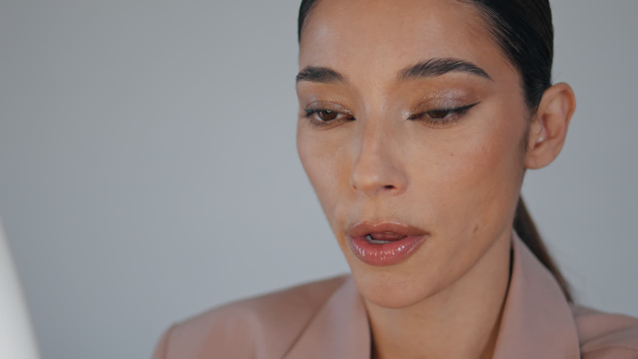 mujer hablando en primer plano blog de grabación recomendando espejo en casa. mujer streaming