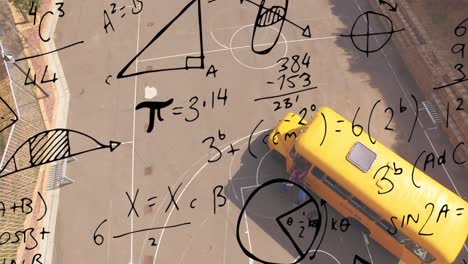 Mathematische-Gleichungen-Vor-Dem-Hintergrund-Einer-Luftaufnahme-Von-Schulkindern,-Die-In-Den-Schulbus-Steigen