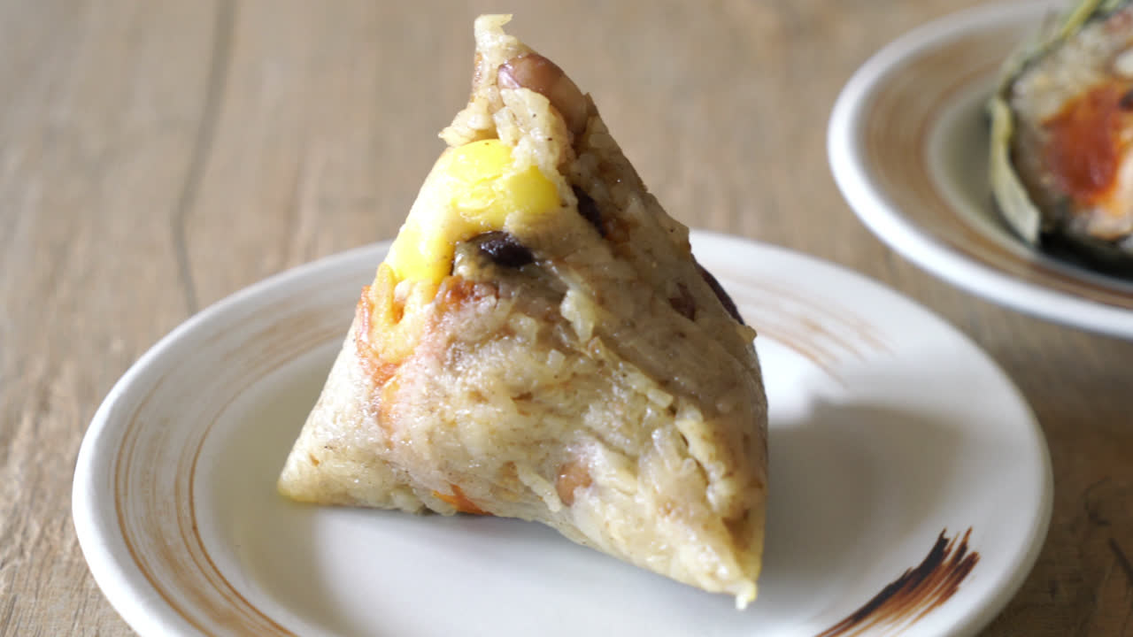 Tahmea riisinyytti eli zongzi – kiinalainen ruokalaji.