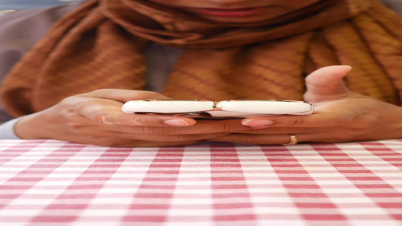 mujer usando un teléfono inteligente en un café