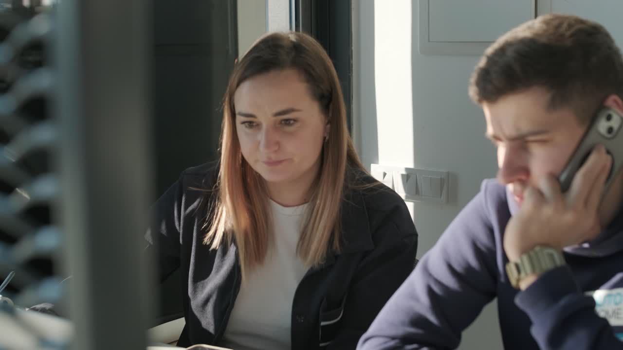 gerente de servicio de automóviles trabajando en un escritorio en la oficina