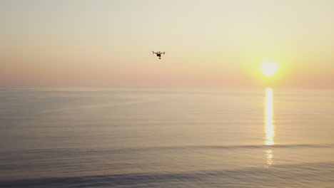 일몰 동안 드론 비행 - 바다 위의 일출 - 전문 제작 - 쿼드콥터 - dji는 4k에서 2개의 항공 영상을 영감을 줍니다.