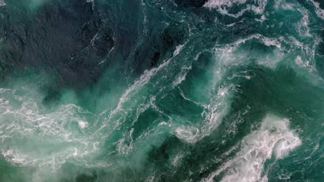 Las-Olas-De-Agua-Del-Río-Y-Del-Mar-Se-Encuentran-Durante-La-Marea-Alta-Y-La-Marea-Baja.