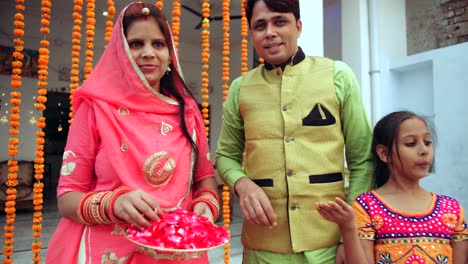 los padres jóvenes con la hija celebran decoran para el festival de diwali