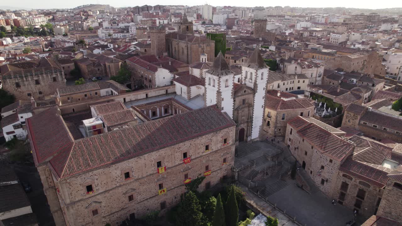 famosa iglesia medieval de san francisco javier en caceres, españa, puesta de sol aérea