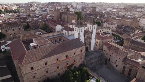 Famosa-Iglesia-Medieval-San-Francisco-Javier-En-Caceres,-España,-Puesta-De-Sol-Aérea