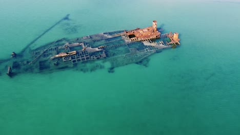 Barco-Hundido-En-Las-Aguas-Azul-Turquesa-De-Grecia