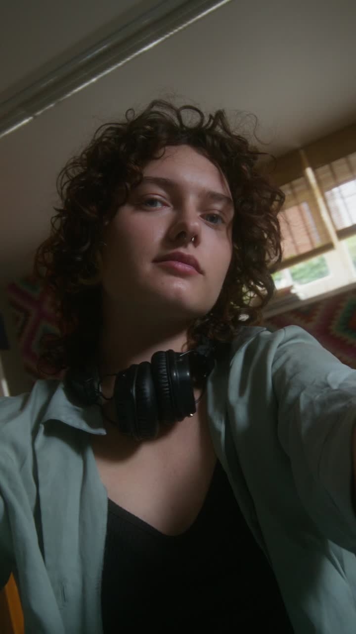 mujer con auriculares en una habitación