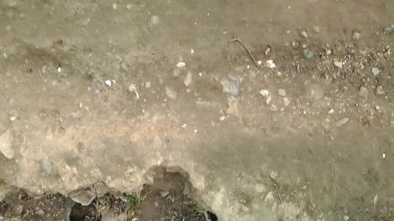 콘크리트 파이프: 콘크리트의 파이프를 통해 흐르는 물의 흐름, 공원의 오염된 물체, 드론에서 촬영, 공중 사진.