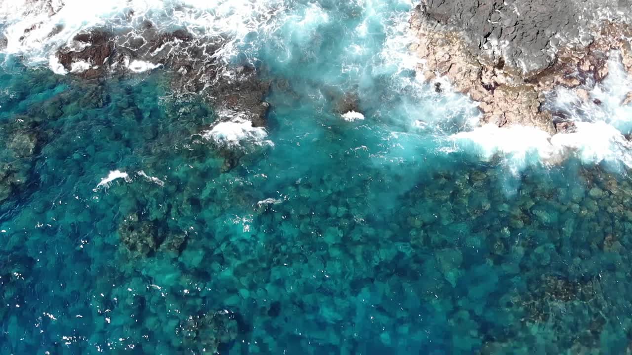 disparo estable sin movimiento con olas debajo y acantilados volcánicos