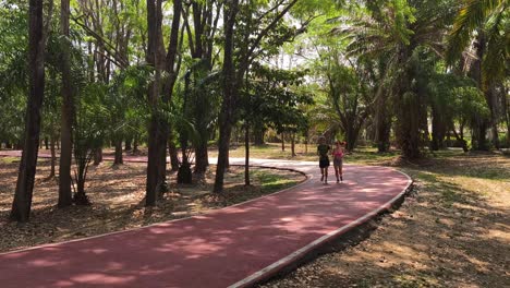 una pareja corriendo en un parque.