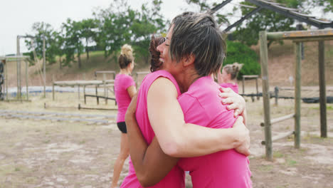 Glückliche-Kaukasische-Frauen-Umarmen-Sich-Im-Bootcamp