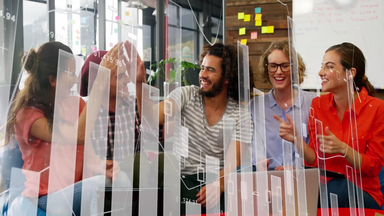 animación del procesamiento de datos financieros sobre diversas personas de negocios que usan computadoras portátiles