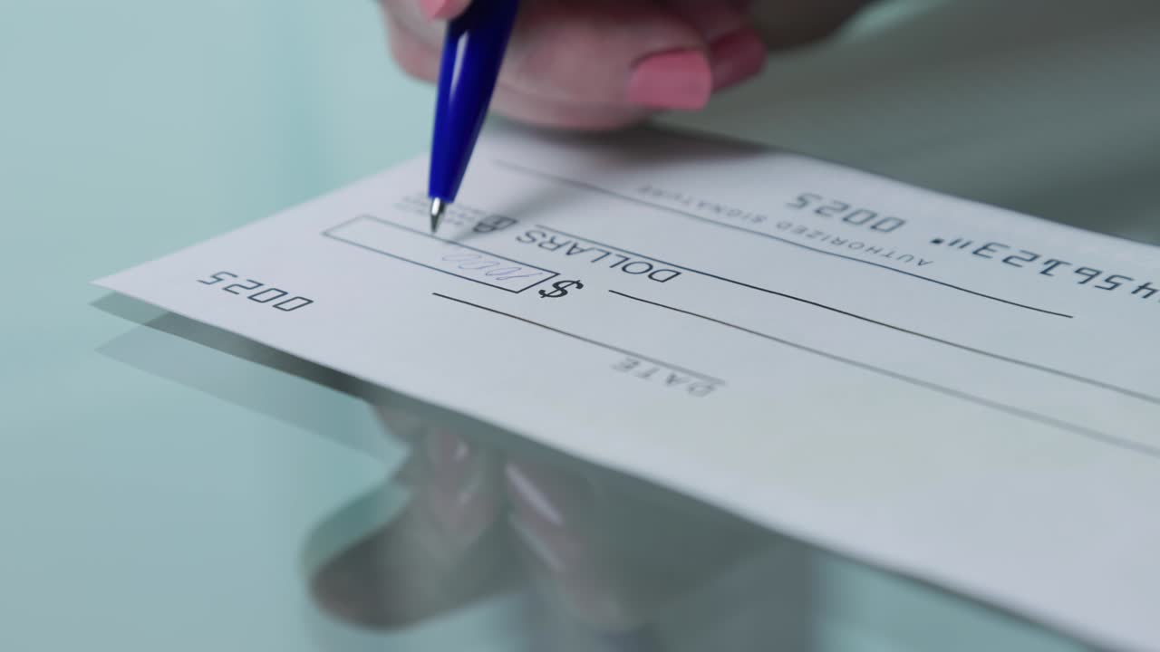 mujer de negocios firma y llena un cheque bancario por mil mil dólares