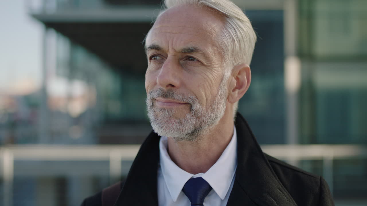 ritratto ravvicinato di un uomo d'affari professionista maturo che beve caffè e si gode l'aria aperta