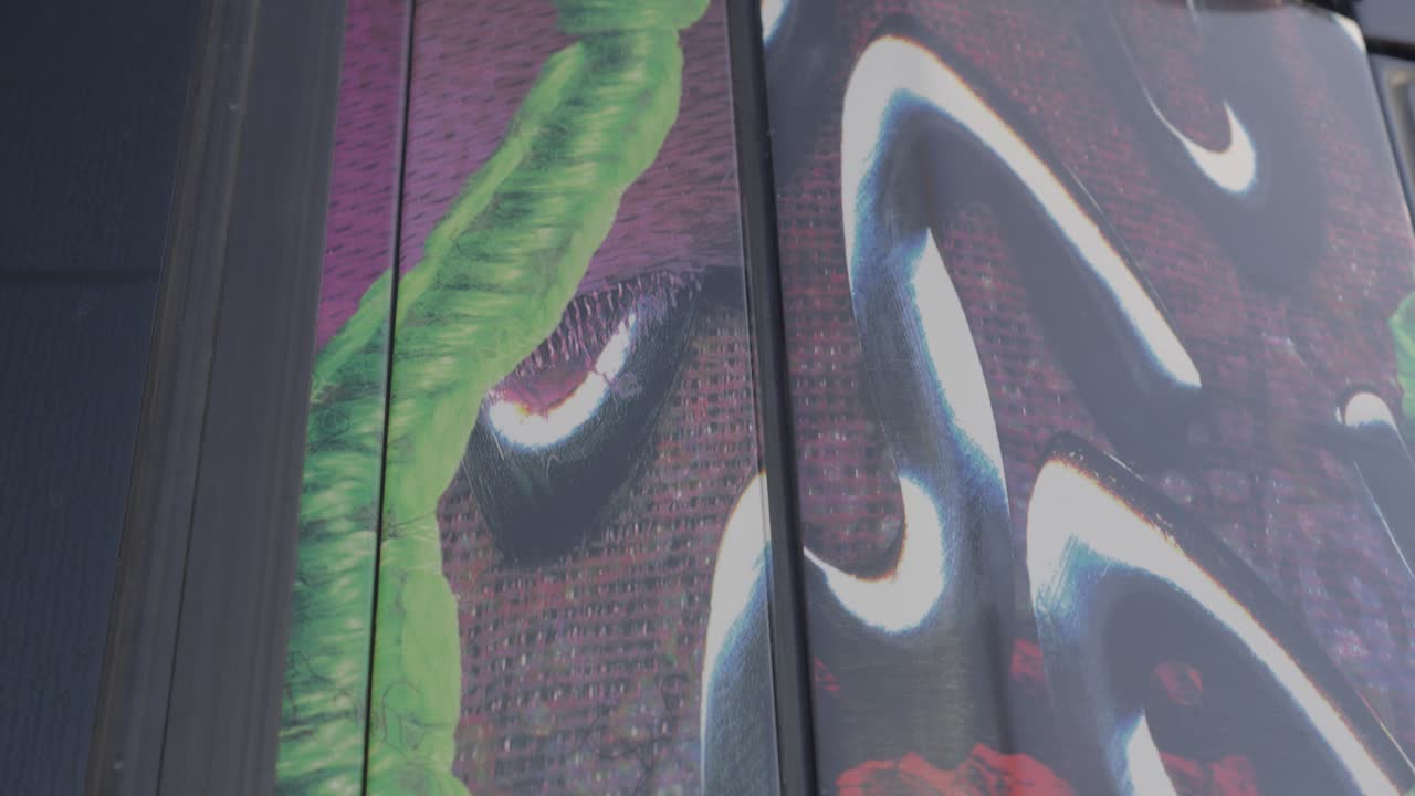 disparo de inclinación en cámara lenta de una obra de arte abstracta en un tranvía de montpellier