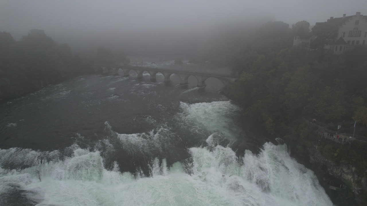 toma aérea en acercamiento a las cataratas del rin y acercándose al puente que lo cruza