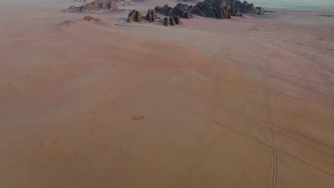 Drohne-Enthüllte-Wüstensand-Und-Berge-Im-Wadi-Rum-Schutzgebiet-In-Jordanien