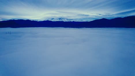 avión no tripulado vuela por encima de las nubes azules celestiales, cordillera andina cordillera de santiago de chile cielo nublado