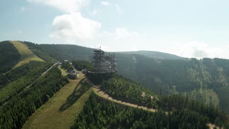 Toma-Aérea-En-órbita-De-180-Grados-De-Una-Atracción-De-La-Torre-Sky-Walk-En-Dolni-Morava,-República-Checa-Y-Un-Sendero-Para-Bicicletas-Mtb-Cercano