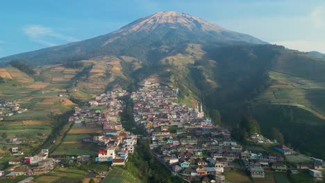 Antena-De-Nepal-Van-Java-Pueblo-Colorido-Escalonado-En-La-Ladera-Del-Volcán-Activo