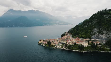 Vista-Aérea-De-Varenna,-Italia-En-El-Lago-De-Como