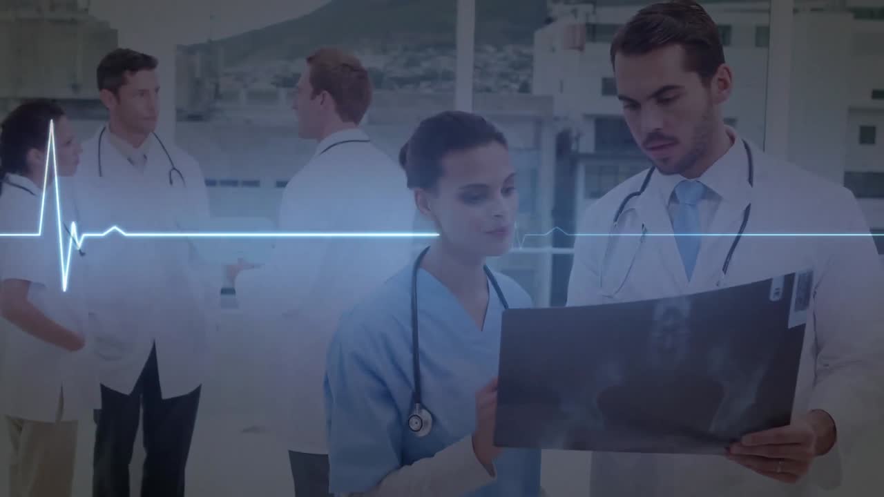 animación de monitor de ritmo cardíaco sobre diversos médicos masculinos y femeninos discutiendo sobre el informe de rayos x.