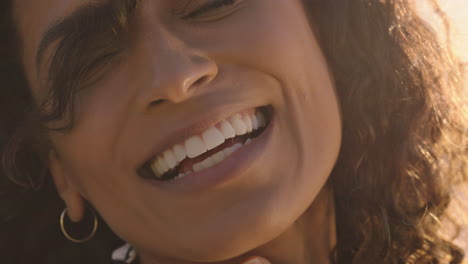 Primer-Plano-Retrato-De-Una-Hermosa-Mujer-Feliz-Disfrutando-De-La-Libertad-Explorando-La-Espiritualidad-Sintiendo-Esperanza-En-La-Tranquila-Playa-Al-Atardecer-Con-El-Viento-Soplando-El-Pelo