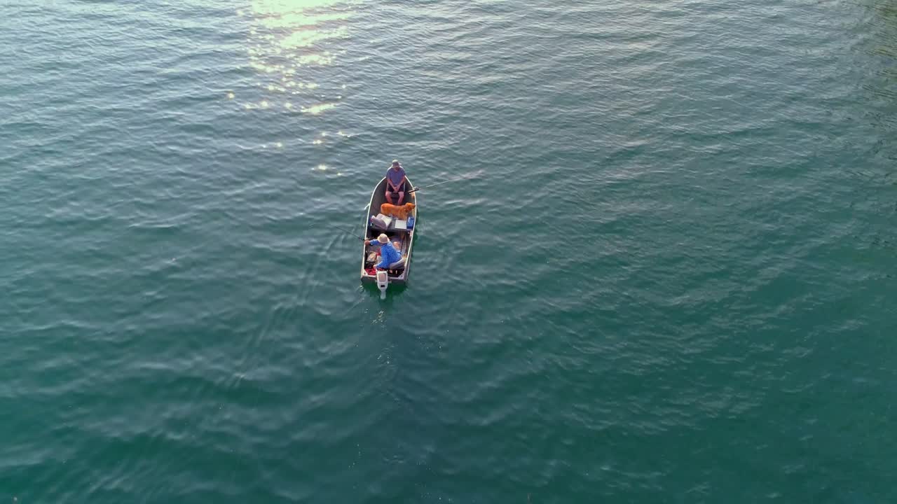 turistas pescando en un barco en el río 4k