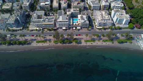 video aéreo de un avión no tripulado mirando hacia abajo en el paseo costero junto al mar