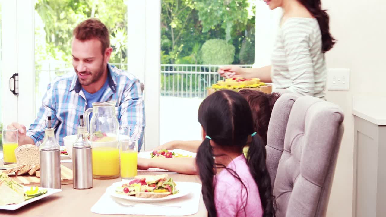 어머니 가 가족 에게 점심 을 제공 하는 것