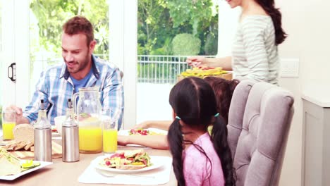 Madre-Sirviendo-El-Almuerzo-A-Su-Familia