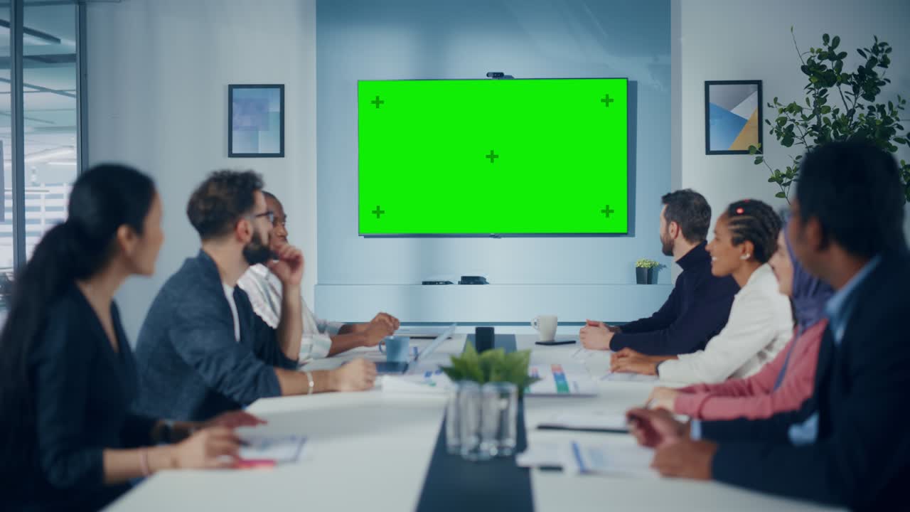 reunión en la sala de conferencias de la oficina multiétnica: equipo diverso de gerentes exitosos, ejecutivos hablan, usan pantalla verde chroma key tv. grupo de empresarios trabajan en estrategia para una startup de comercio electrónico