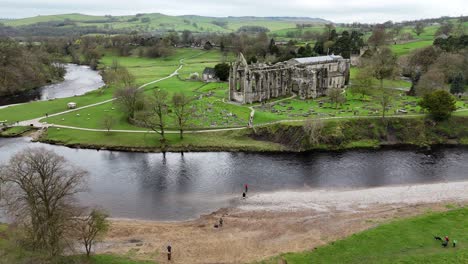 River-Wharfe-Bolton-Abbey-Yorkshire-Dales-Großbritannien-Drohne,-Luftaufnahme