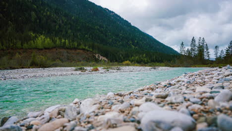 4k-Uhd-Nahtlose-Cinemagraph-Videoschleife-Eines-Gebirgsflusses-Mit-Frischem-Blauem-Wasser-In-Den-österreichischen-Bayerischen-Alpen-Nahe-Der-Deutschen-Grenze-Im-Frühling