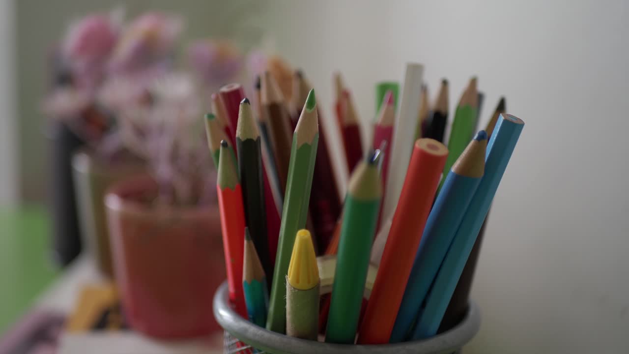lápices de colores en un soporte