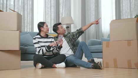 행복 한 부부 가 새로운 집 으로 이사 하는 것