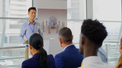 orador masculino hablando al público en el seminario de negocios 4k