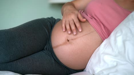 Mujer-Embarazada-Feliz-Y-Esperando-Un-Bebé-En-Casa.