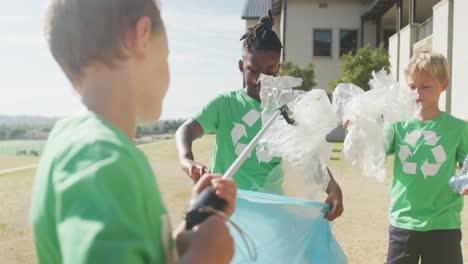 video de niños diversos recogiendo basura frente a la escuela