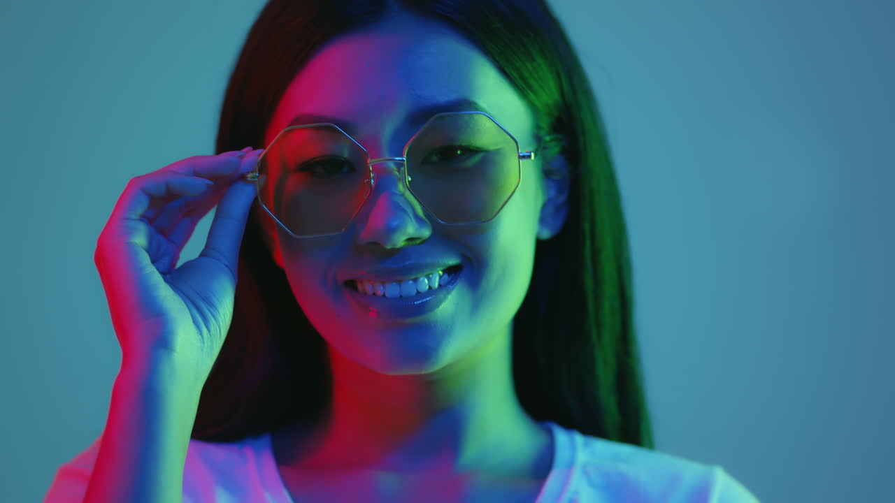 mujer elegante con luces de neón