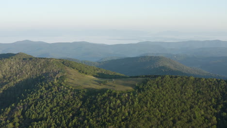 Una-Toma-Aérea-De-La-Montaña-Cole-Y-El-Sendero-De-Los-Apalaches-Al-Amanecer-Durante-El-Verano