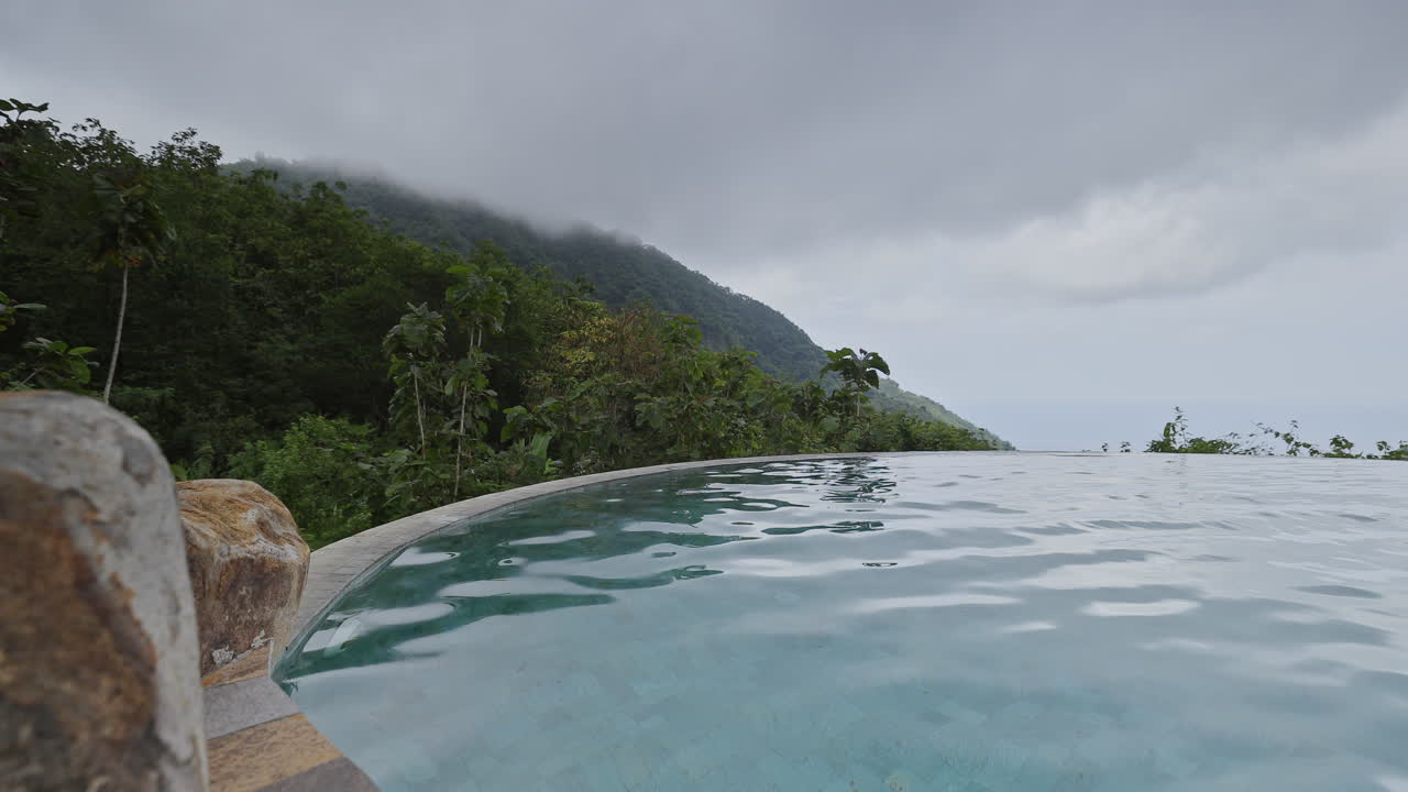 Luxus-Swimmingpool eingebettet in eine üppige Palmenlandschaft