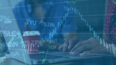 animación del procesamiento de datos financieros sobre diversos colegas que discuten el trabajo en la oficina