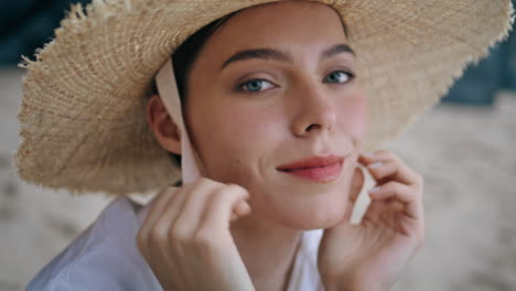 Retrato-Chica-Despreocupada-Sombrero-De-Paja-Mirando-La-Cámara-Con-Una-Sonrisa-Serena.-Mujer-Posando