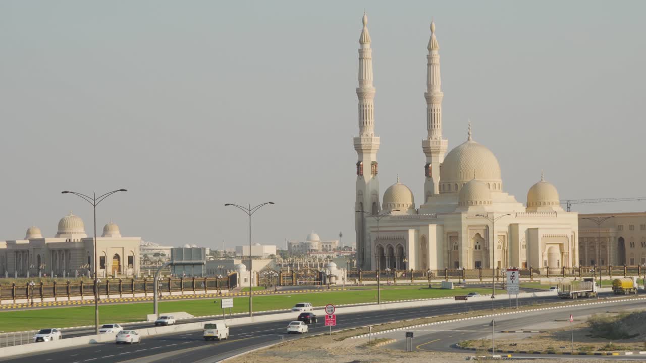 Autostrada moderna lungo la Moschea dell'Università Al Qasimia nella città di Sharjah, Emirati Arabi Uniti